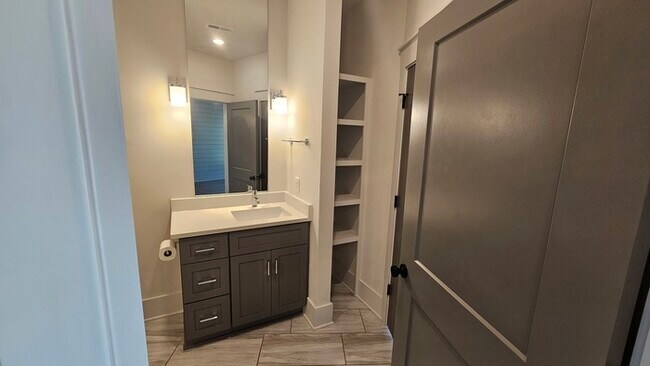 Building Photo - Simple & Stylish 1BR, 1BA Home