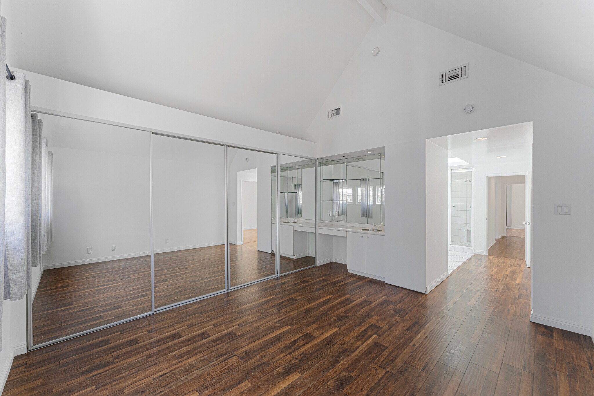Building Photo - 332 S Crescent Dr