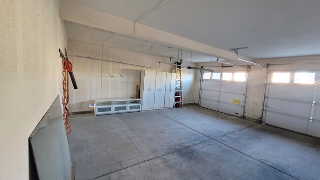 Building Photo - GORGEOUS 4/3 IN THE SW!!!