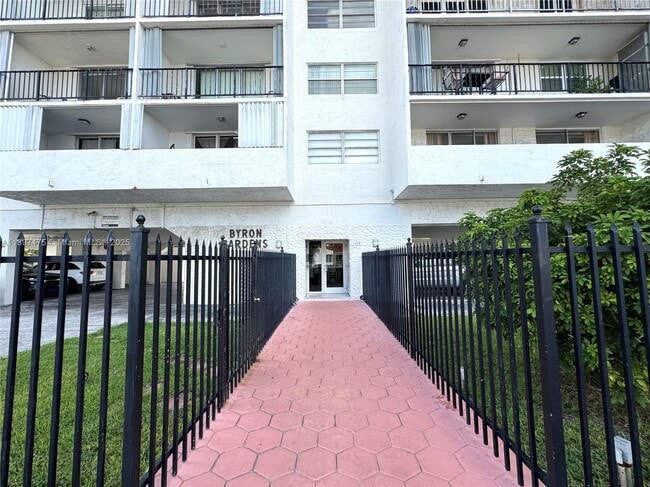 Building Photo - 7850 Byron Ave