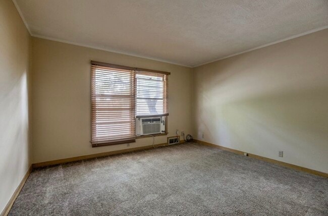 Building Photo - 1901 5 Plex