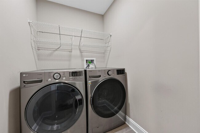 Building Photo - Pet Friendly Three Bedroom!