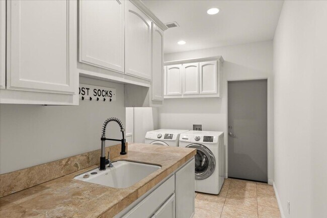 Building Photo - Vista Panoramic View 6 Bedroom 4.5 Bathroom Home for Rent