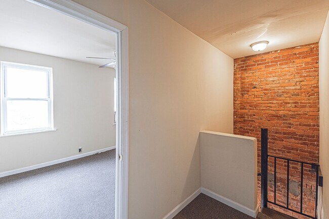 Building Photo - 530 N 32nd St