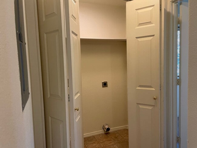Building Photo - Very Nice Two Story 2 Bedroom 1.5 Bathroom...