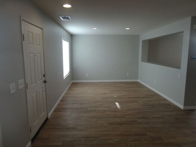 Building Photo - Beautiful 4 + 2.5 Home Palmdale