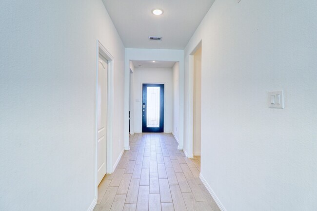 Building Photo - 8106 Royal Palm Ct