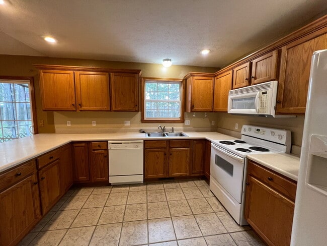 Building Photo - 3BR / 2BA  - with Fenced in backyard