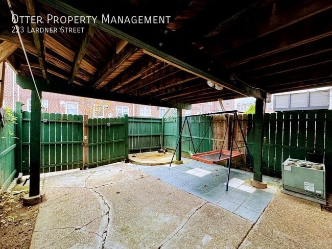 Building Photo - 223 Lardner St