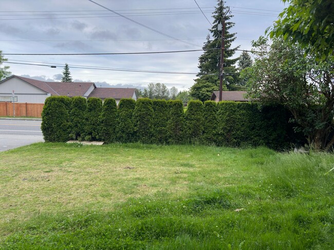 Building Photo - Everett Duplex