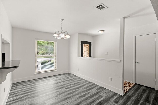 Building Photo - 15302 Spring Hill Ln