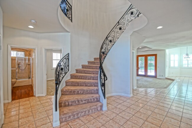 Building Photo - VERY SPACIOUS, BRIGHT & AIRY HOME W/ UNIQU...