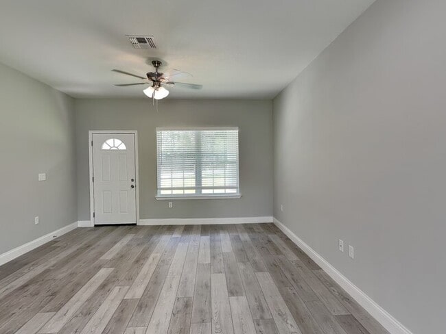 Building Photo - 2555 W Royal Palm Dr