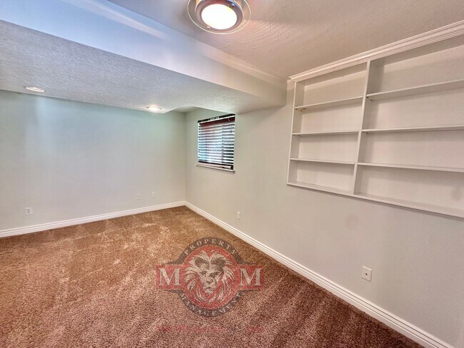 Building Photo - 4 Bed 3.5 Bath Beautiful Home In Sandy