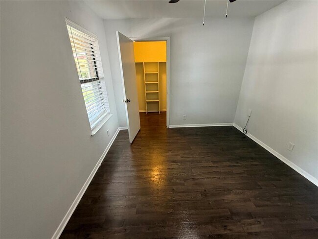 Building Photo - 111 Creekside Dr