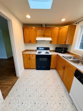 Building Photo - Darling three bedroom in Haller Lake!