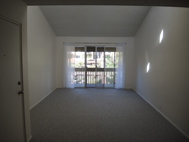 Building Photo - 1855 Diamond St