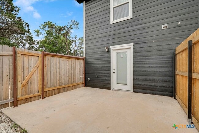 Building Photo - 349 Will Rogers Dr