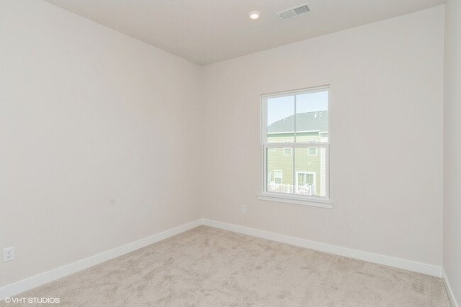 Building Photo - 6902 Sycamore Way