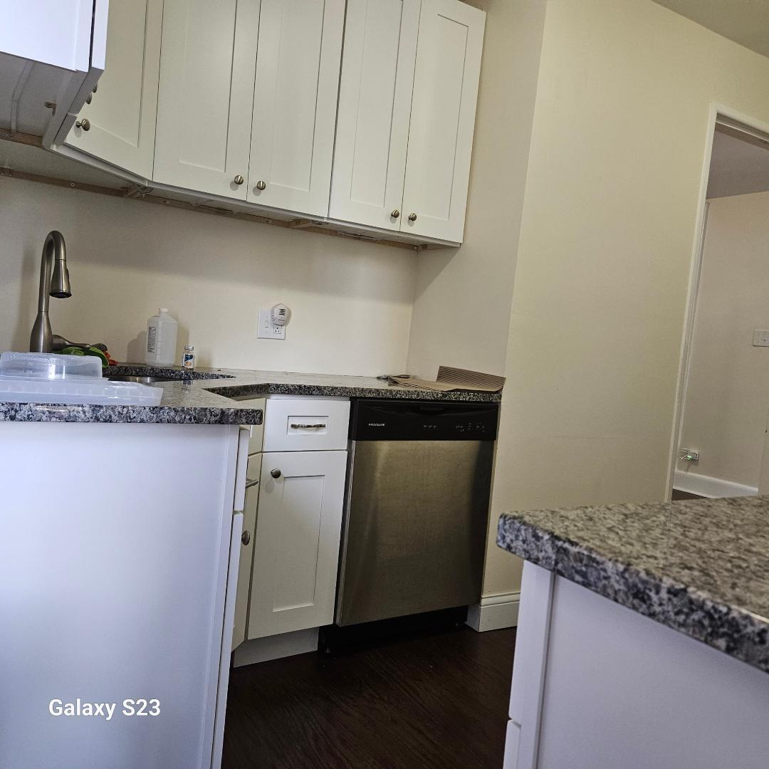 Kitchen - 5300 S Shore Dr
