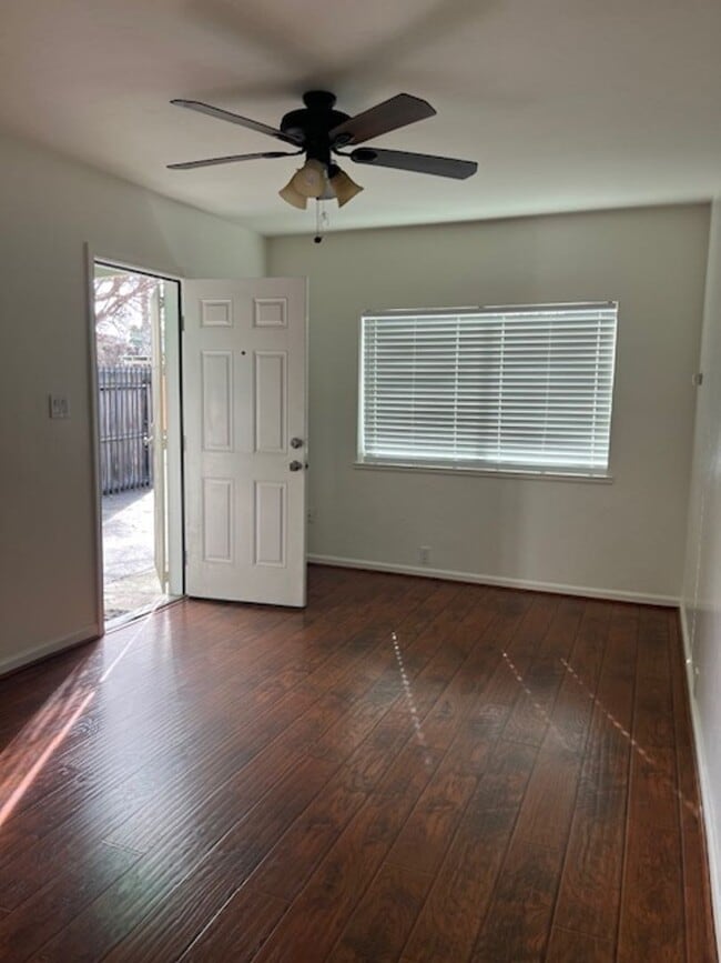 Building Photo - CHARMING COTTAGE with Off Street Parking & Private Laundry