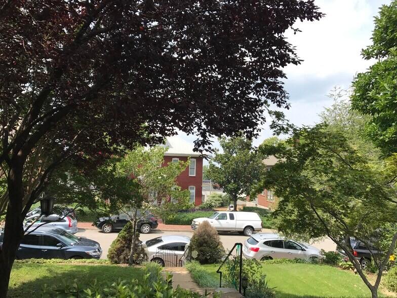 Building Photo - 942 Russell St