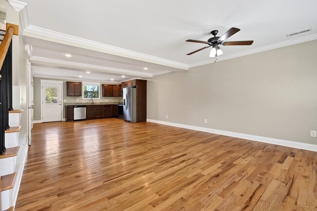 Building Photo - Luxury Size Townhome