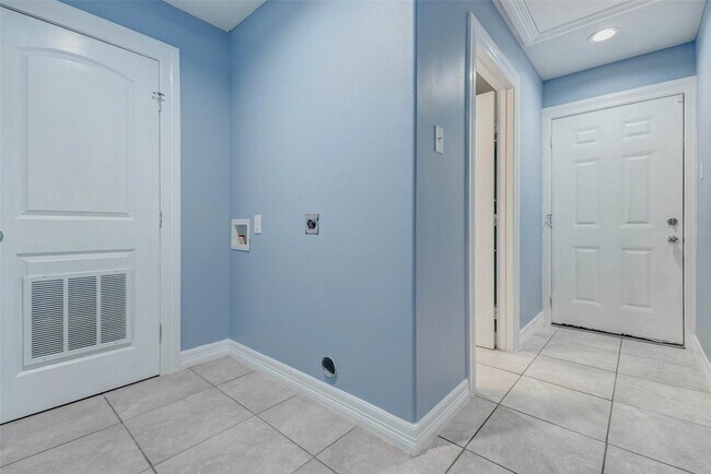 Building Photo - 7118 Karen St