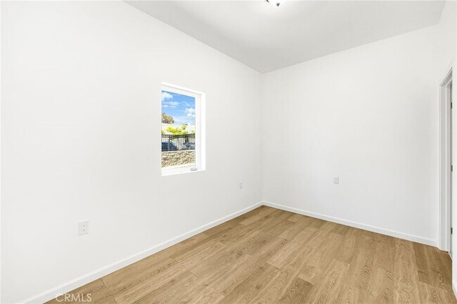 Building Photo - 1375 N Mentor Ave