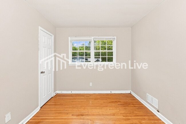 Building Photo - 1021 Hagwood Rd