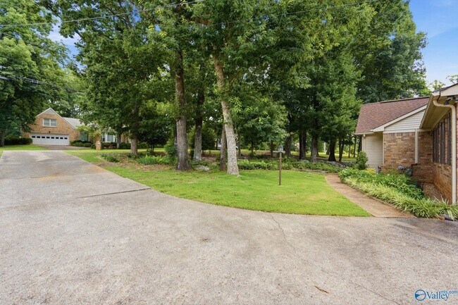 Building Photo - 815 Baylor Dr SE