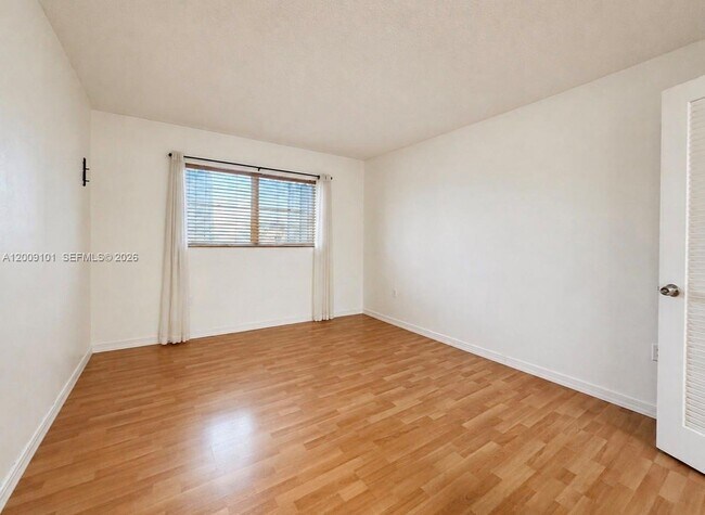 Building Photo - 160 Royal Palm Rd