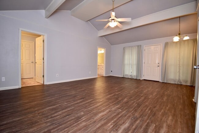 Building Photo - Spacious 4 bedroom 3 bathroom home with large yard and 2 car garage