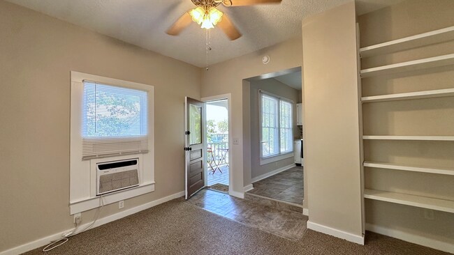 Building Photo - Great downtown location just 1-1/2 blocks off Centre St.!