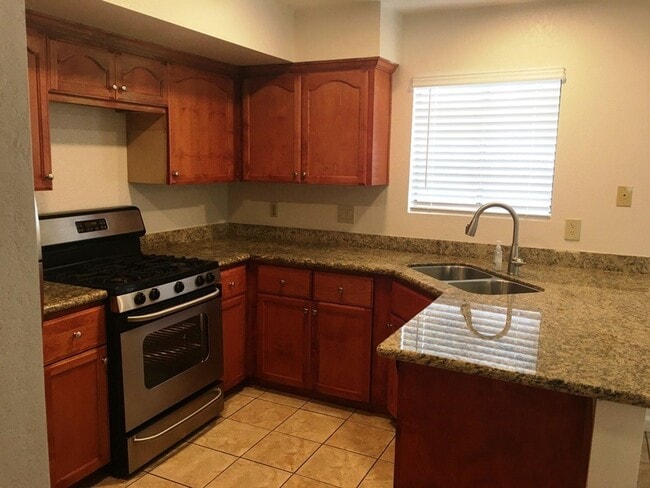 Building Photo - Updated End Unit 3 Bedroom Townhome