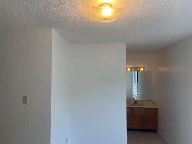 Building Photo - 6610 Windrift Way