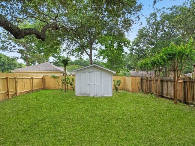 Building Photo - 2001 Briar Ln