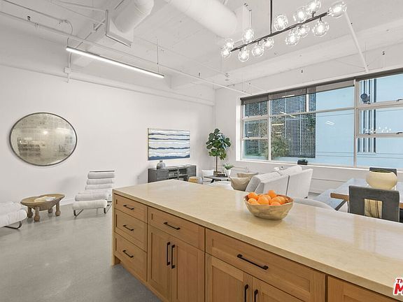 Building Photo - 1130 Flower St