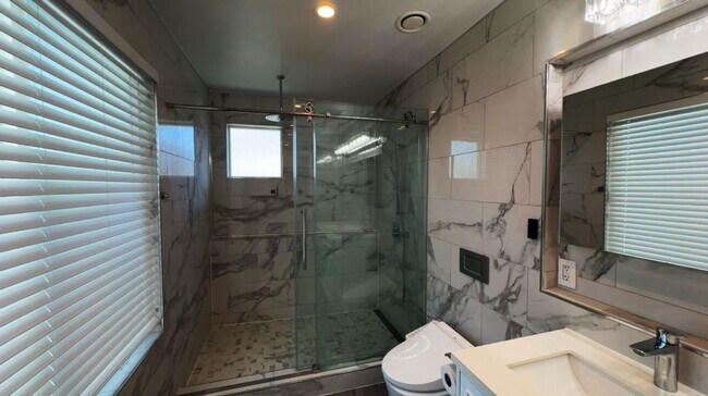 Building Photo - Move in Special! 2 Weeks free!  Home for R...