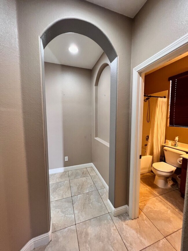 Building Photo - Gorgeous 1 story single home, 3 beds, 2 ba...