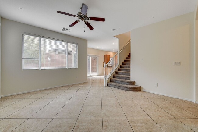 Building Photo - *MOUNTAINS EDGE 3 BED 2.5 BATH * COMMUNITY POOL, FITNESS CENTER, AND SPA *