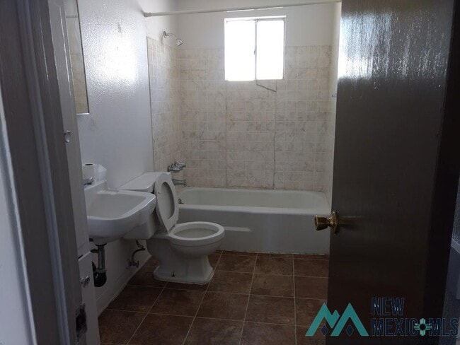 Building Photo - 411 W Holly St