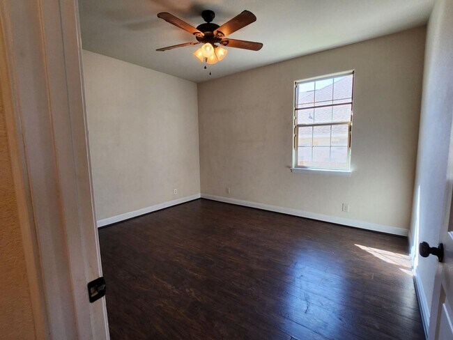 Building Photo - Large 4 bedroom 2.5 bath home