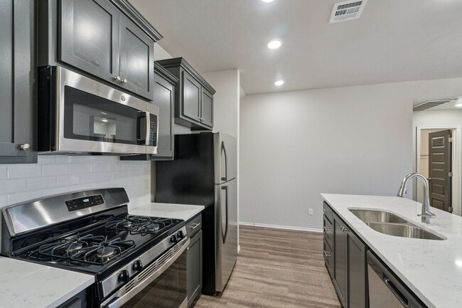 Building Photo - Beautiful 3 Bedroom, 2 Bath Home Close to Choctaw