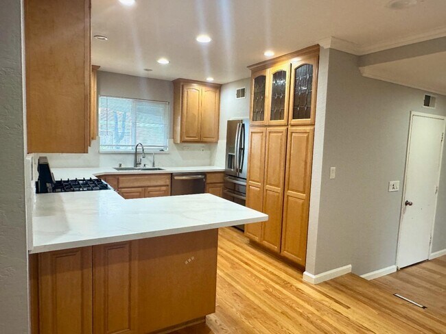 Building Photo - 5846 Pontiac Dr