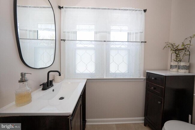 Building Photo - 227 E Hathaway Ln