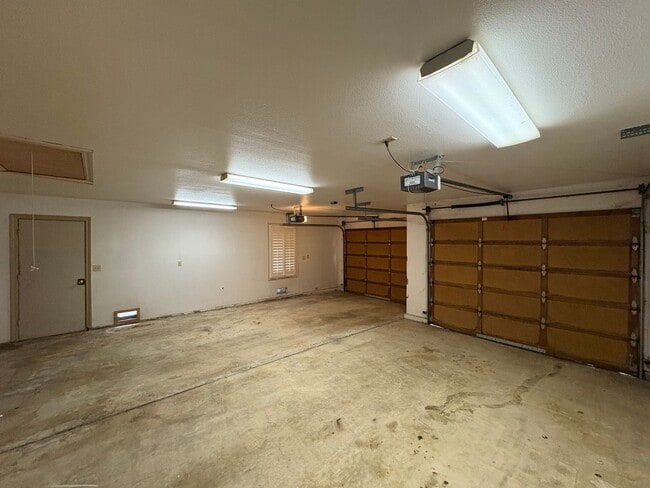 Building Photo - Entertainer delight rental home located in ''The Lakes'' subdivision Coming soon *Private Showing...