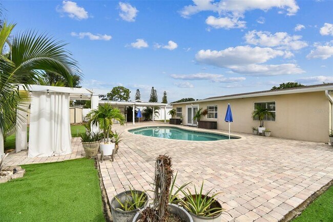 Building Photo - 2580 Granada Cir W