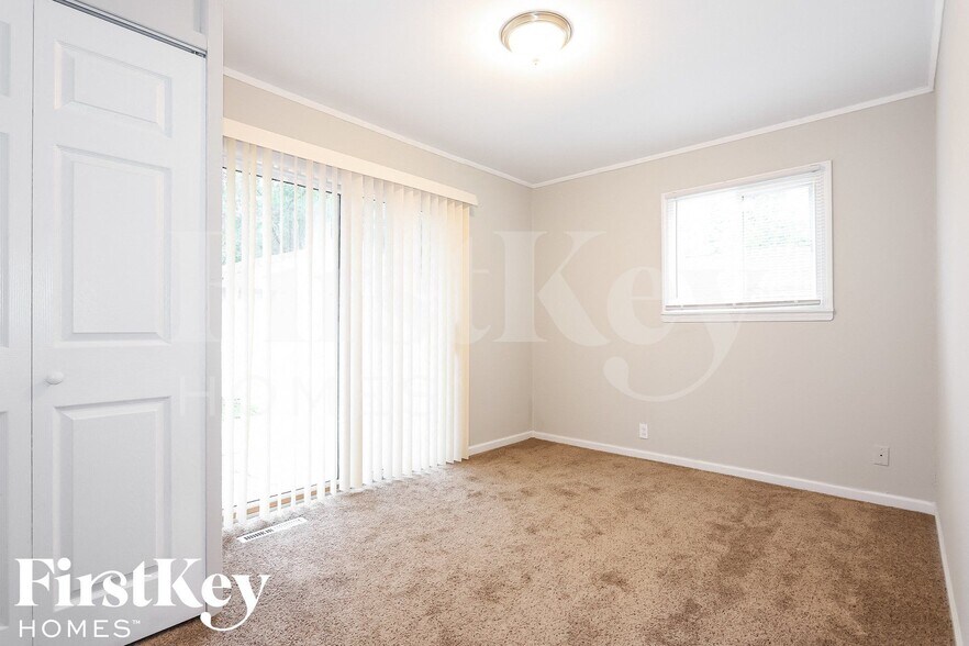 Building Photo - 17 Fir St