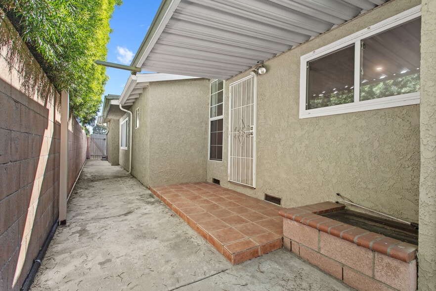 Building Photo - 11953 Collins St